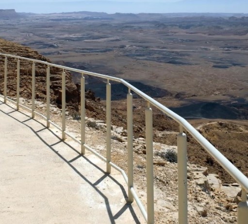 בין פגיעה ביופי טבעי לבטיחות המטיילים ניצב מעקה